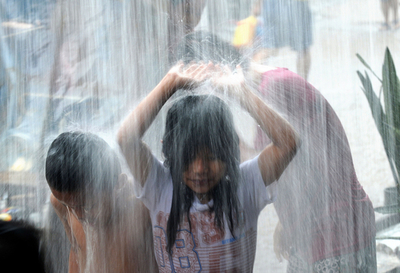 雨の日も楽しい？豪雨でマニラの学校が休校に