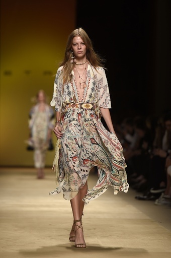 砂漠に暮らす女性アーティストをイメージ、「エトロ」15年春夏