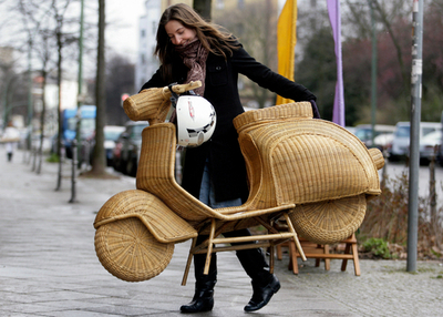 燃料いらず?5万円のバイクは手作り籐細工