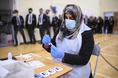 英コロナ新規感染、20万人超える 病院は「戦時体制」に