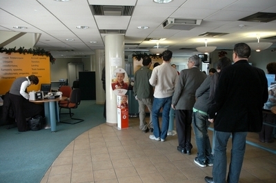 開店直後にトイレから強盗犯、驚く行員から300万円奪い逃走 キプロス