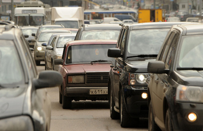 「車に触れた」激怒した運転手、歩行者を運河に投げ込む ロシア