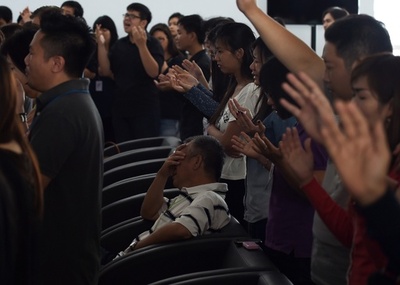 エアアジア機不明、祈る家族たち