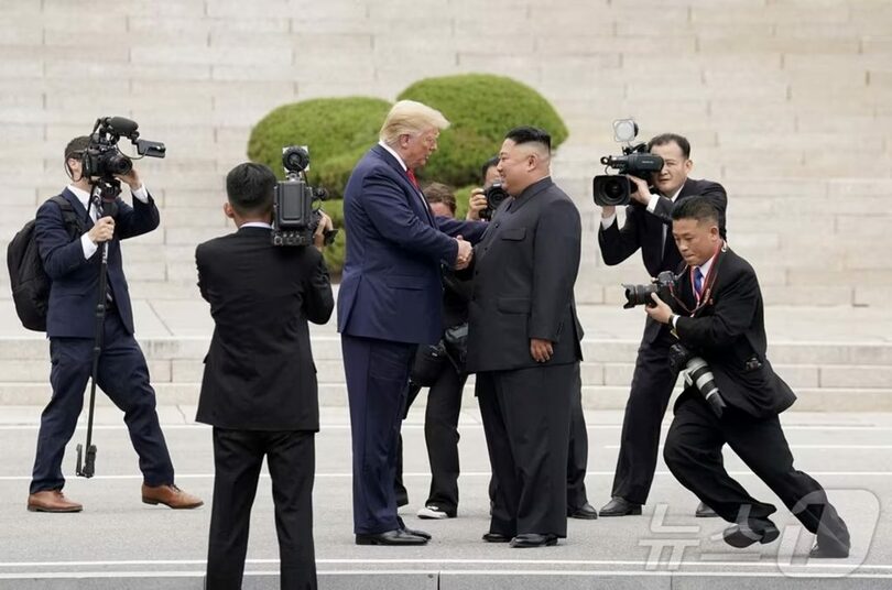 2019年6月30日、板門店で会い握手するトランプ米大統領と北朝鮮のキム・ジョンウン（金正恩）朝鮮労働党総書記(c)news1