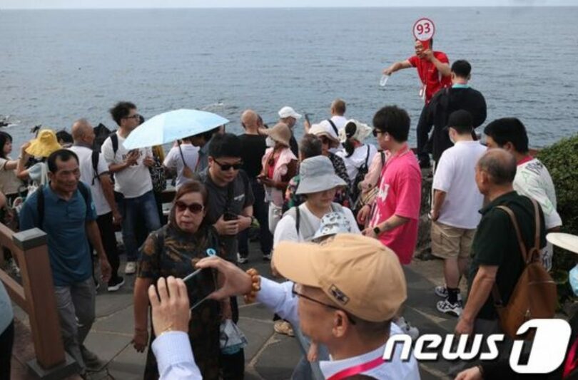 済州島観光を楽しんでいる中国人団体観光客（済州島写真記者会）(c)news1