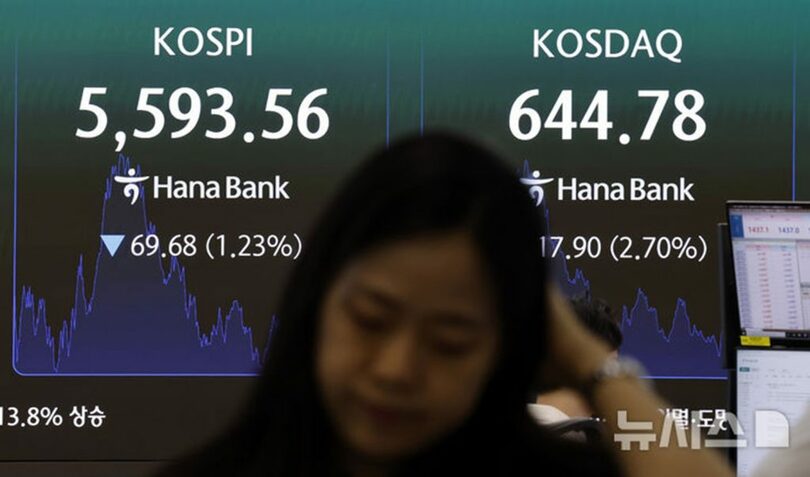 ソウル市内のハナ銀行ディーリングルームに表示された主要株価指数＝2026年7月30日(c)NEWSIS