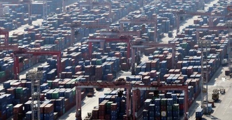 釜山の埠頭の野積場にコンテナが積まれている(c)MONEYTODAY