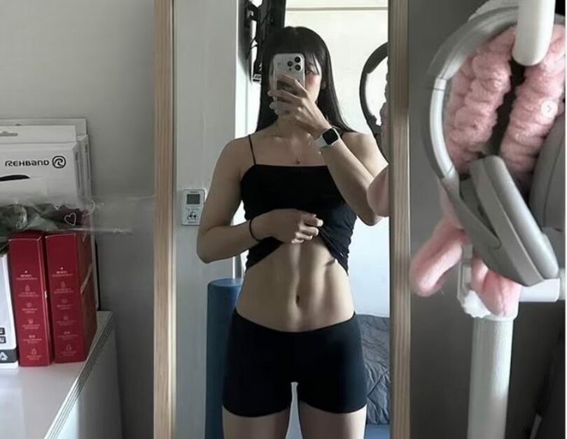 下着姿で腹筋を見せたパク・スミン選手＝SNS(c)news1