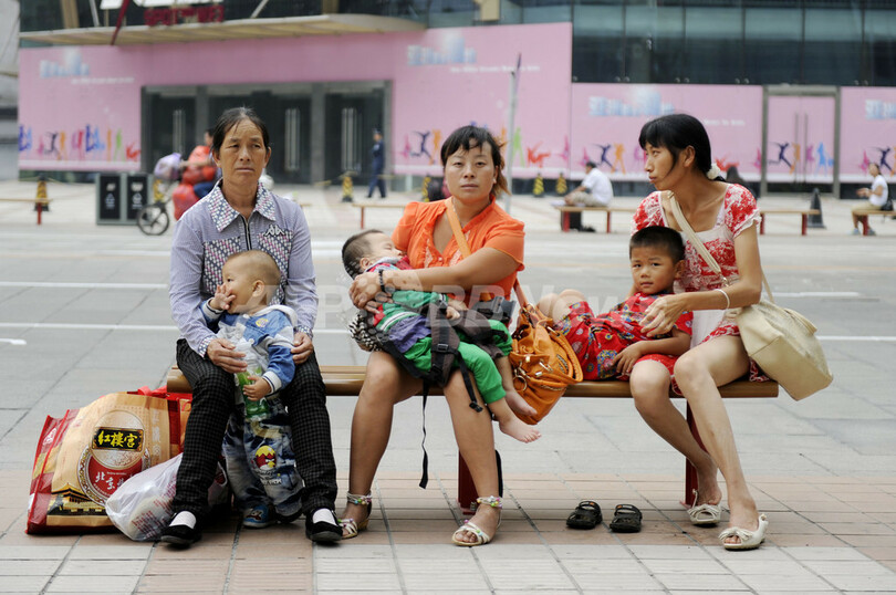 中国「一人っ子政策」の弊害、子どもを失った親たちの不安と孤独