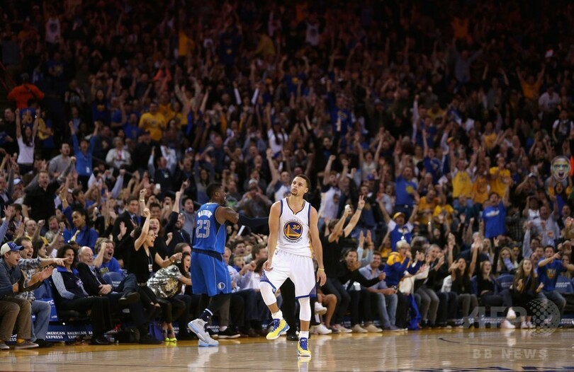 ウォリアーズがマブス撃破で65勝目、スパーズは開幕ホーム37連勝