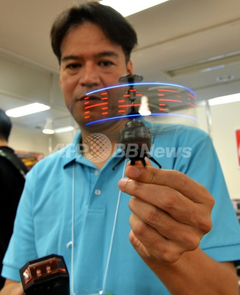 ヘリコプター式電光掲示板？「ネオンメッセンジャー」