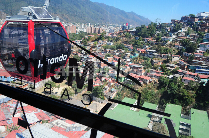 ベネズエラ首都の貧困地帯にロープウェイ開通
