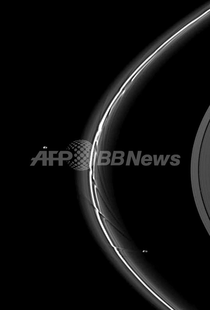 衛星2つにはさまれた土星のFリング