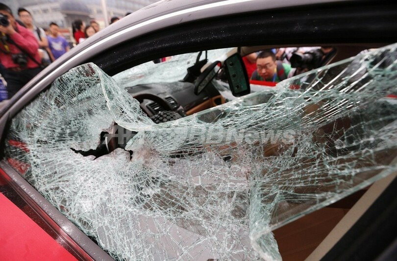 マセラティの高級車をボコボコに破壊、代理店サービスに立腹 中国