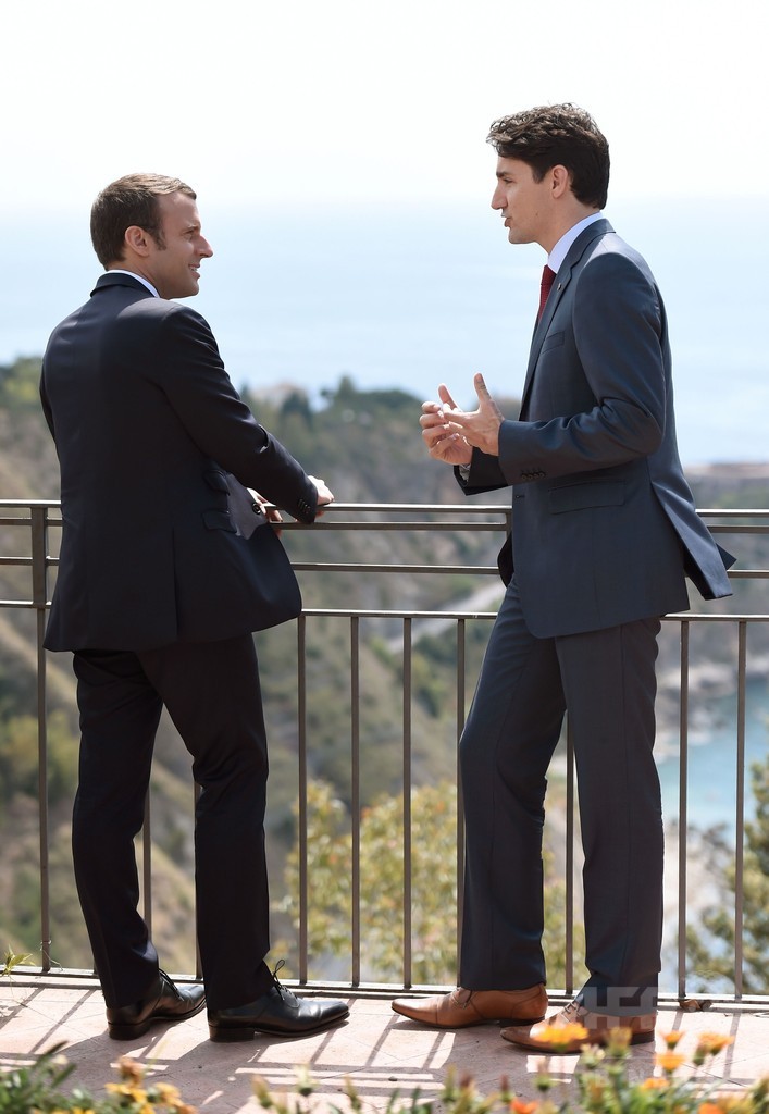 加仏首脳の「ブロマンス」にネット興奮 シチリアで友情花咲く？