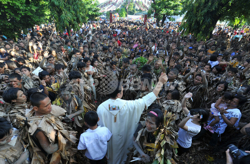 「泥の人」、洗礼者ヨハネ称えるフィリピンの儀式