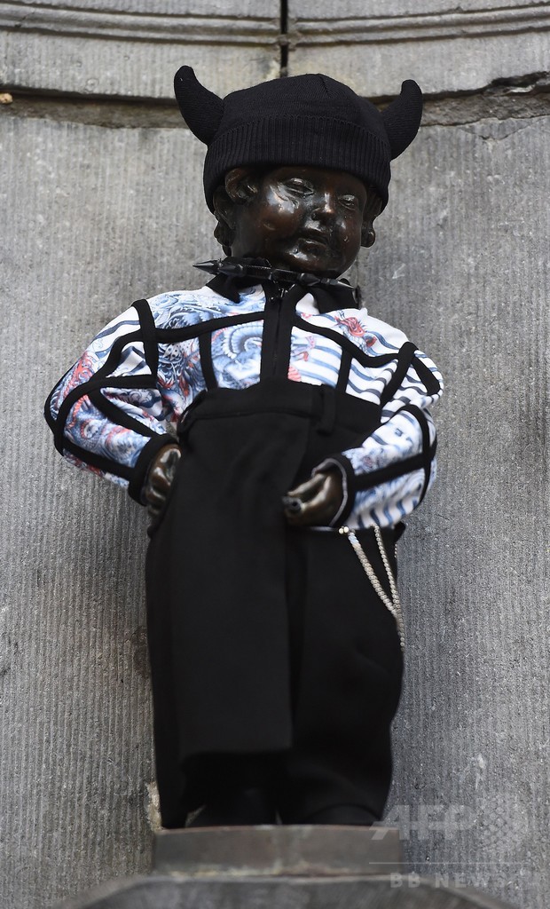 ゴルチエ、小便小僧の衣装をデザイン