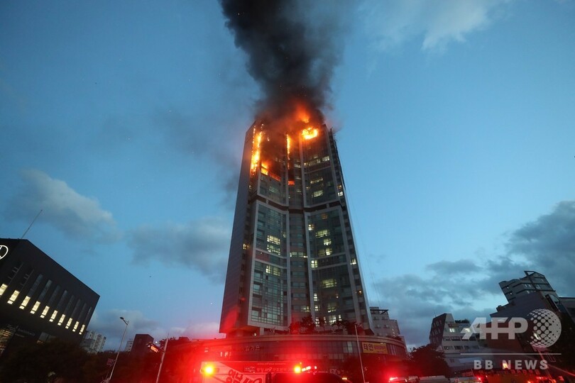 韓国の高層ビルで大規模火災、88人を病院に搬送