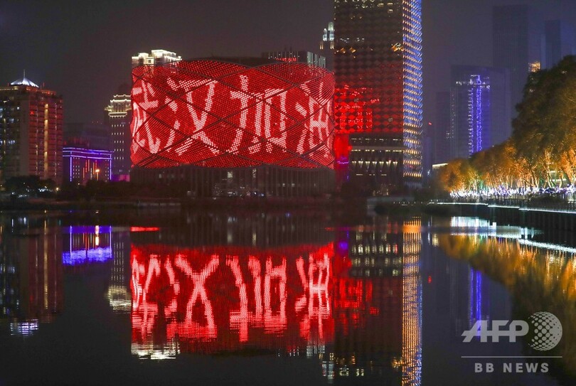 新型ウイルスへ立ち向かう、夜の武漢に「加油」 中国・湖北省