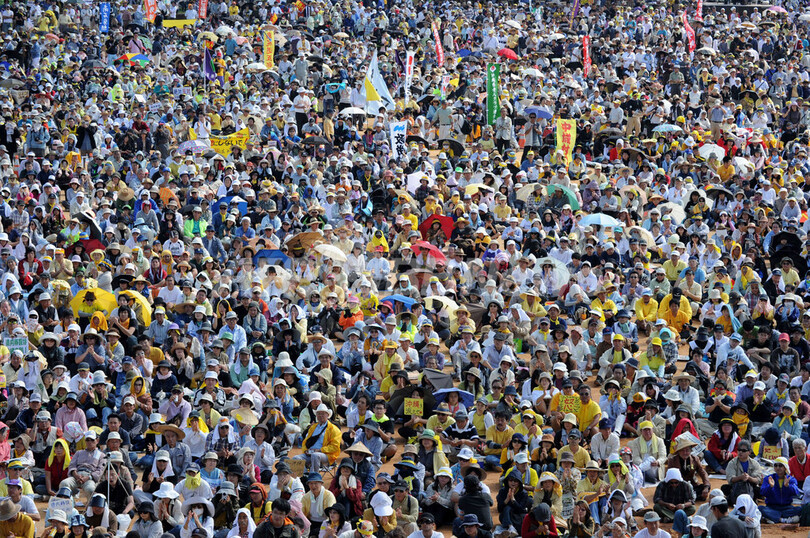 沖縄で米軍基地反対の大規模県民集会
