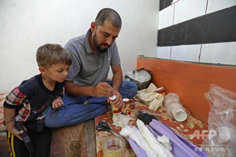 紙コップの手作りガスマスク、我が子を化学兵器から守るため