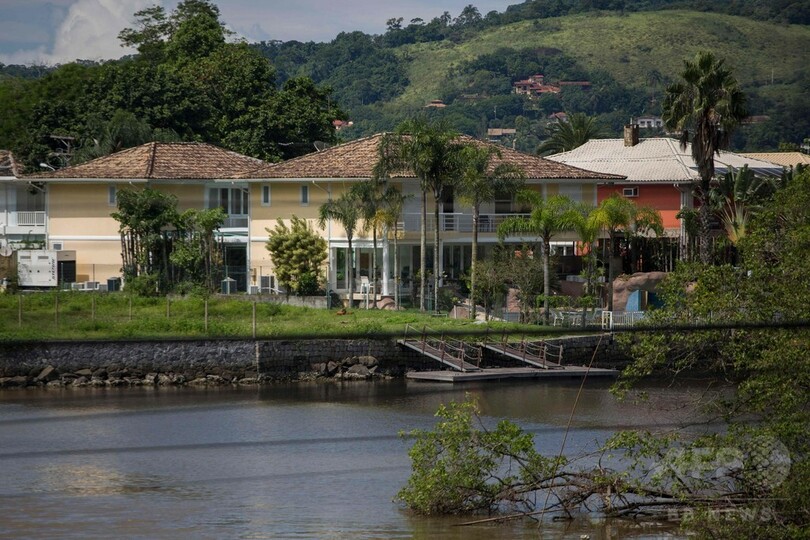 手術成功のネイマールがヘリで退院、別荘でリハビリ開始へ