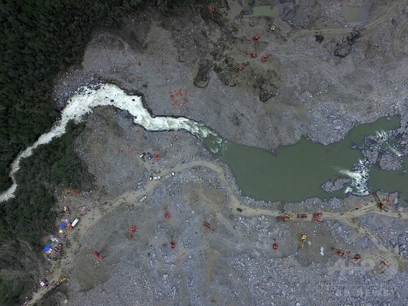 中国土砂崩れ、捜索活動中断 二次災害の恐れ