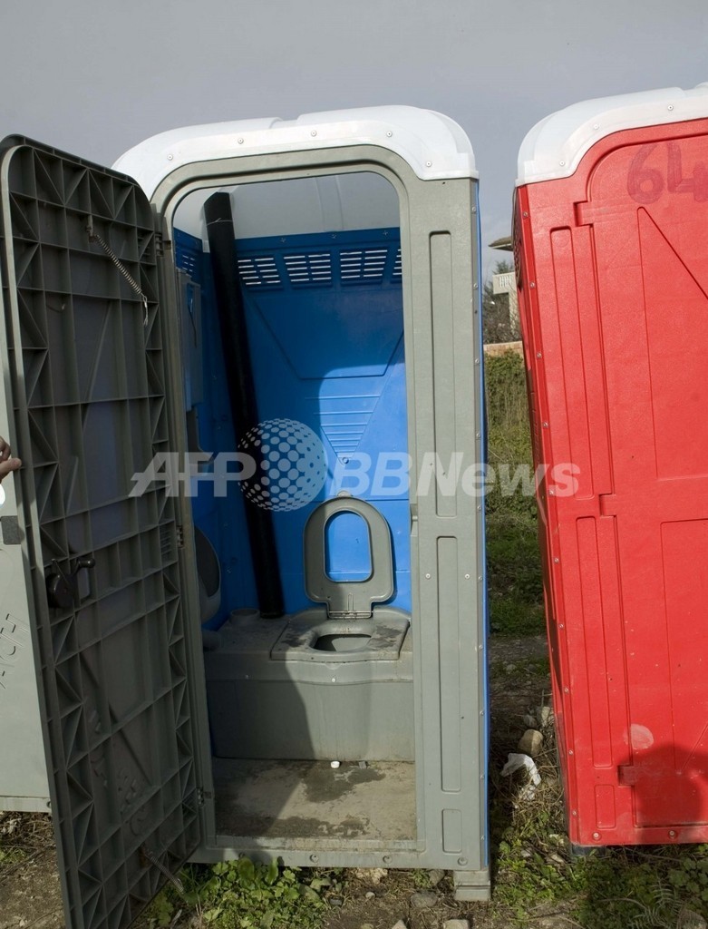 仮設トイレが爆発、男性重体 原因はタバコ?オーストラリア 仮設トイレが爆発、男性重体 原因はタバコ?オーストラリア
