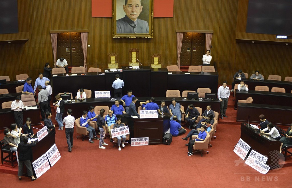 女性議員同士で乱闘、台湾議会 写真4枚 国際ニュース：AFPBB News