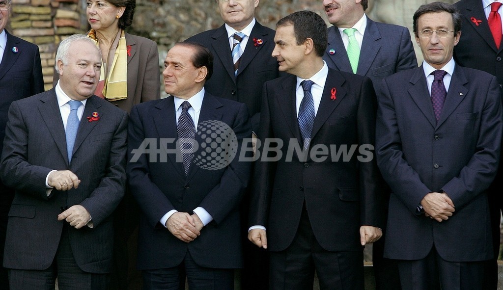 わたしの背は低くない ベルルスコーニ前首相が主張 写真1枚 国際ニュース Afpbb News