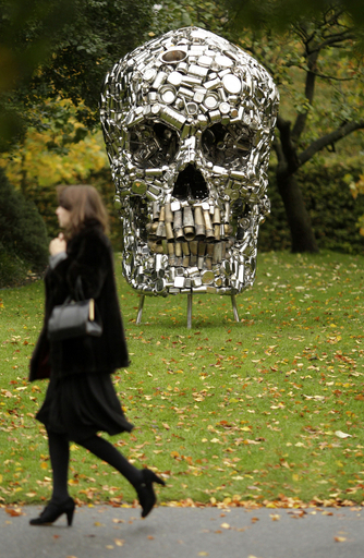 台所用品でできた巨大ドクロ、ロンドンの公園に現る 写真4枚 国際 