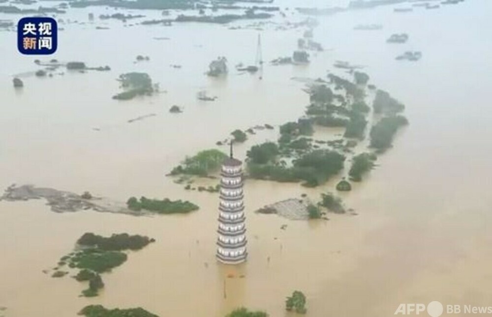 広東省100年に1度の洪水 建立390年の文峰塔が川の中で孤立=中国 写真1