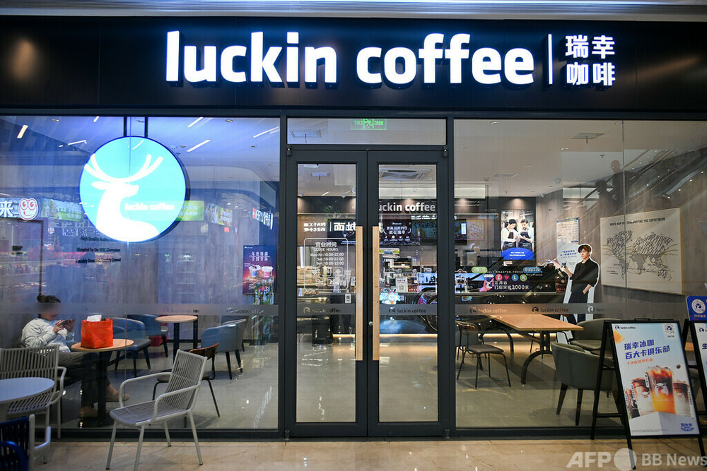 「昼はコーヒー、夜は酒」 中国コーヒーチェーン、アルコール市場で増収図る
