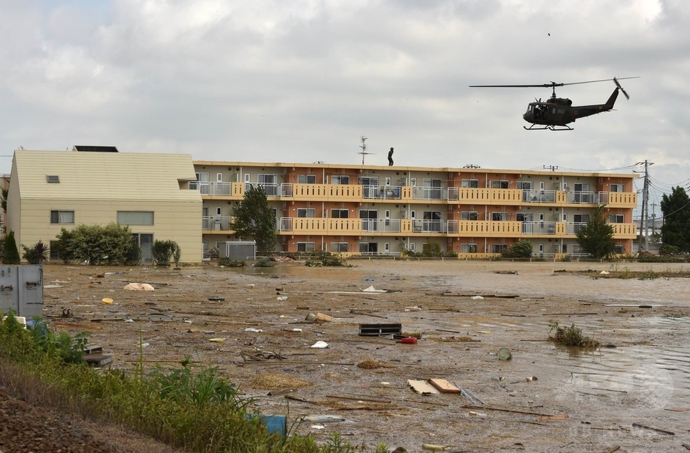 茨城県常総市の水害被災地、安倍首相が視察 写真33枚 国際ニュース:AFPBB News 茨城県常総市の水害被災地、安倍首相が視察 写真33枚 国際ニュース:AFPBB News