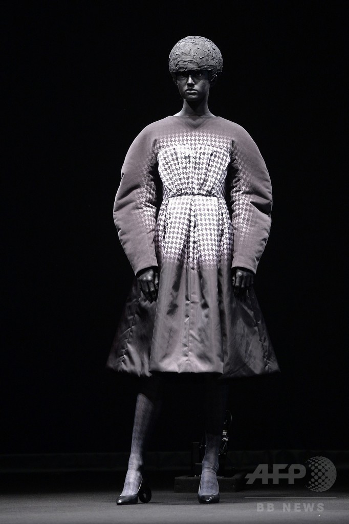 紫外線で浮かびあがる柄など「LIGHT」をテーマに、「アンリアレイジ」15/16秋冬