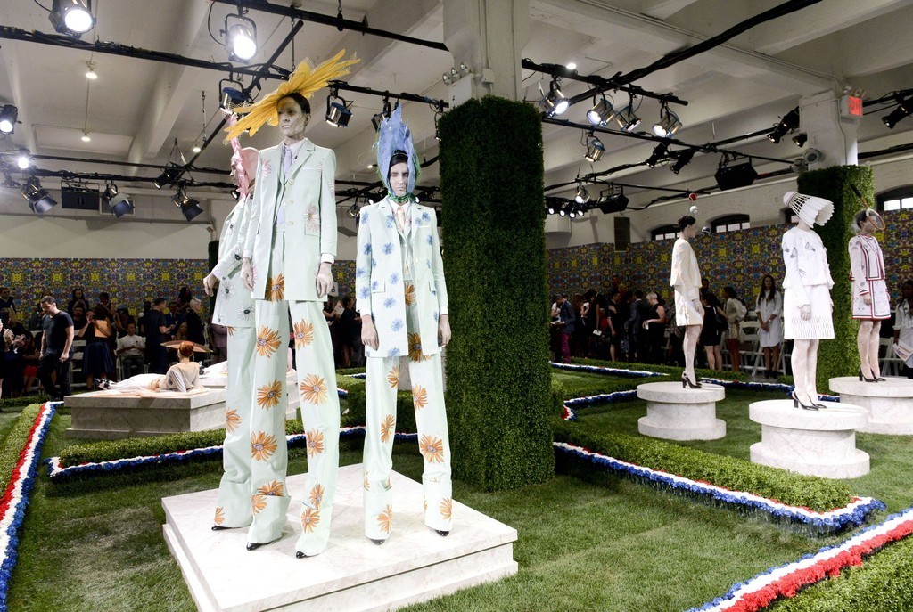 花に蝶、テニスにバドミントンにラケットの妖精、「トム・ブラウン」15年春夏コレクション舞台裏