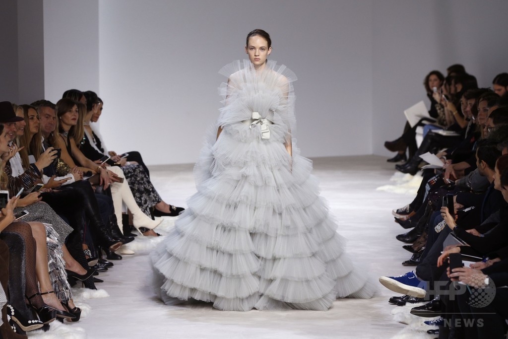 「ジャンバティスタ・ヴァリ」16年春夏パリ・オートクチュール