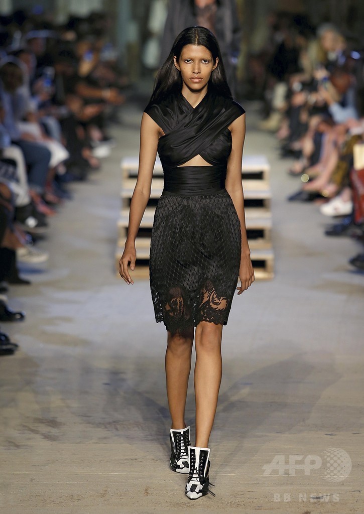 「ジバンシィ」16年春夏コレクション