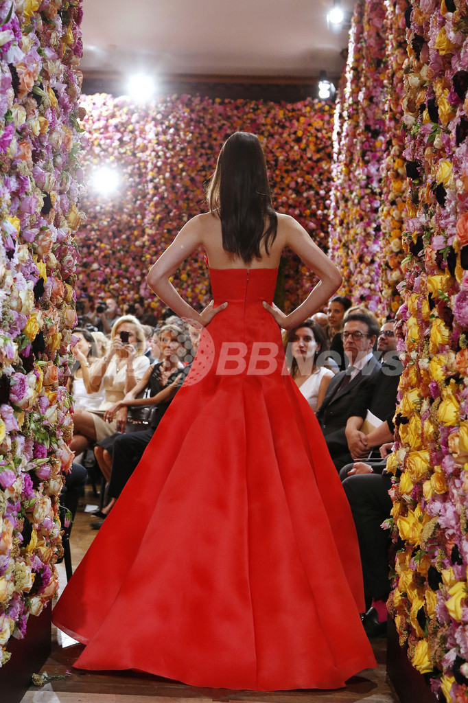 ＜12/13年秋冬パリ・オートクチュール＞ラフ・シモンズによる新生「ディオール」をチェック