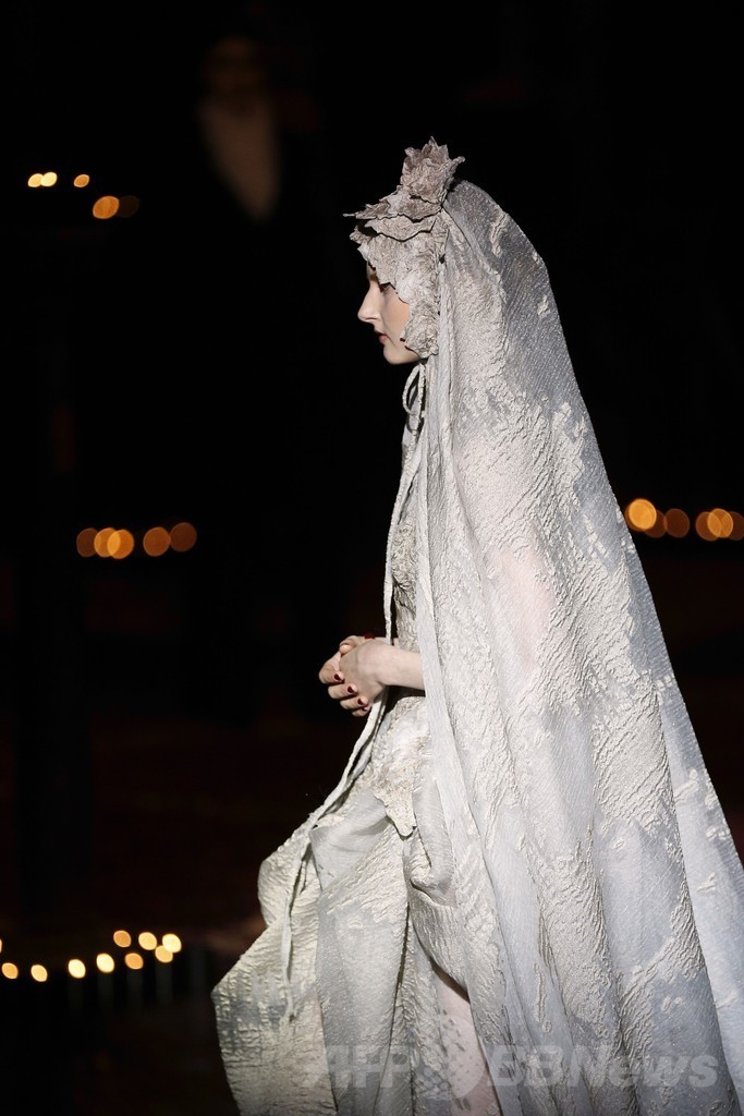 豪華絢爛なステージにも注目、「フランク・ソルビエ」14/15年秋冬オートクチュール