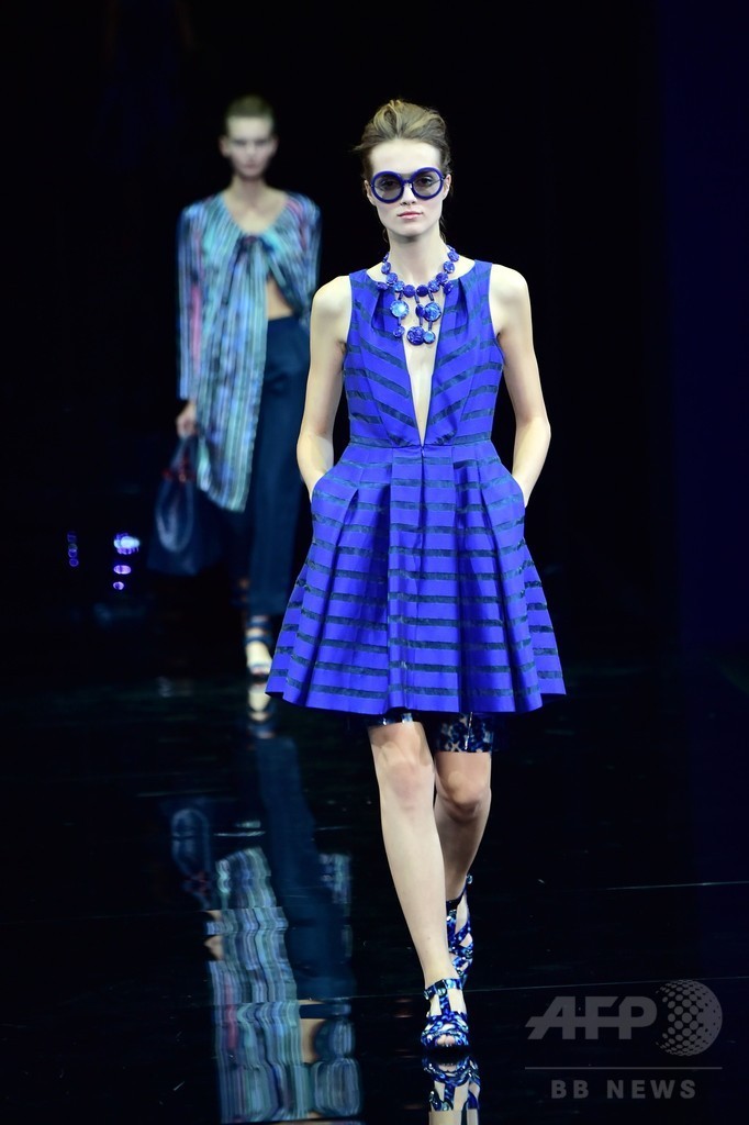 様々なブルーを織り交ぜて、「エンポリオ アルマーニ」15年春夏