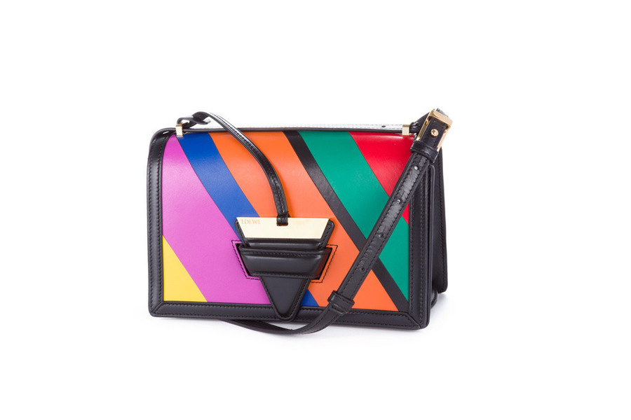 ビビッドな幾何学模様に夢中！「ロエベ」クリスマスコレクション