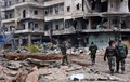 政府軍が制圧したシリア・アレッポ東部のシャー地区で、巡回に当たる政府軍兵士ら（2016年12月7日撮影）。(c)AFP/GEORGE OURFALIAN
