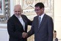 イラン・テヘランで握手を交わす河野太郎外相（右）とモハンマドジャバド・ザリフ外相（2019年6月12日撮影）。(c)ATTA KENARE / AFP