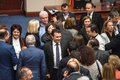 マケドニア首都スコピエの議会で、国名変更に向けた改憲の承認を議員らと喜ぶゾラン・ザエフ首相（中央、2019年1月11日撮影）。(c) Robert ATANASOVSKI / AFP