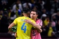 サッカー国際親善試合、アル・ナスル対インテル・マイアミ。試合を終えてアル・ナスルのモハメド・アル・ファティル（左）とハグを交わすインテル・マイアミのリオネル・メッシ（2024年2月1日撮影）。(c)Fayez NURELDINE / AFP