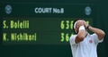 テニス、ウィンブルドン選手権（The Championships Wimbledon 2014）男子シングルス3回戦。悔しそうな様子を見せる錦織圭（Kei Nishikori、2014年6月28日撮影）。(c)AFP/ANDREW YATES