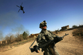 2008年3月9日、イラク・バグダッド（Baghdad）北東のディヤラ（Diyala）州で巡回する米兵。(c)AFP/DAVID FURST