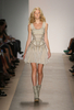 米・ニューヨーク市内で発表されたエルベ・レジェ バイ マックスアズリア（Herve Leger By Max Azria）の10年春夏コレクション（2009年9月13日撮影）。(c)AFP/Getty Images/Kristian Dowling