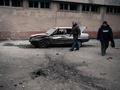 ウクライナ東部で政府軍が拠点とする要衝マリウポリで、砲撃を受け破壊された車（2015年1月24日撮影）。(c)AFP/OLGA IVASHCHENKO